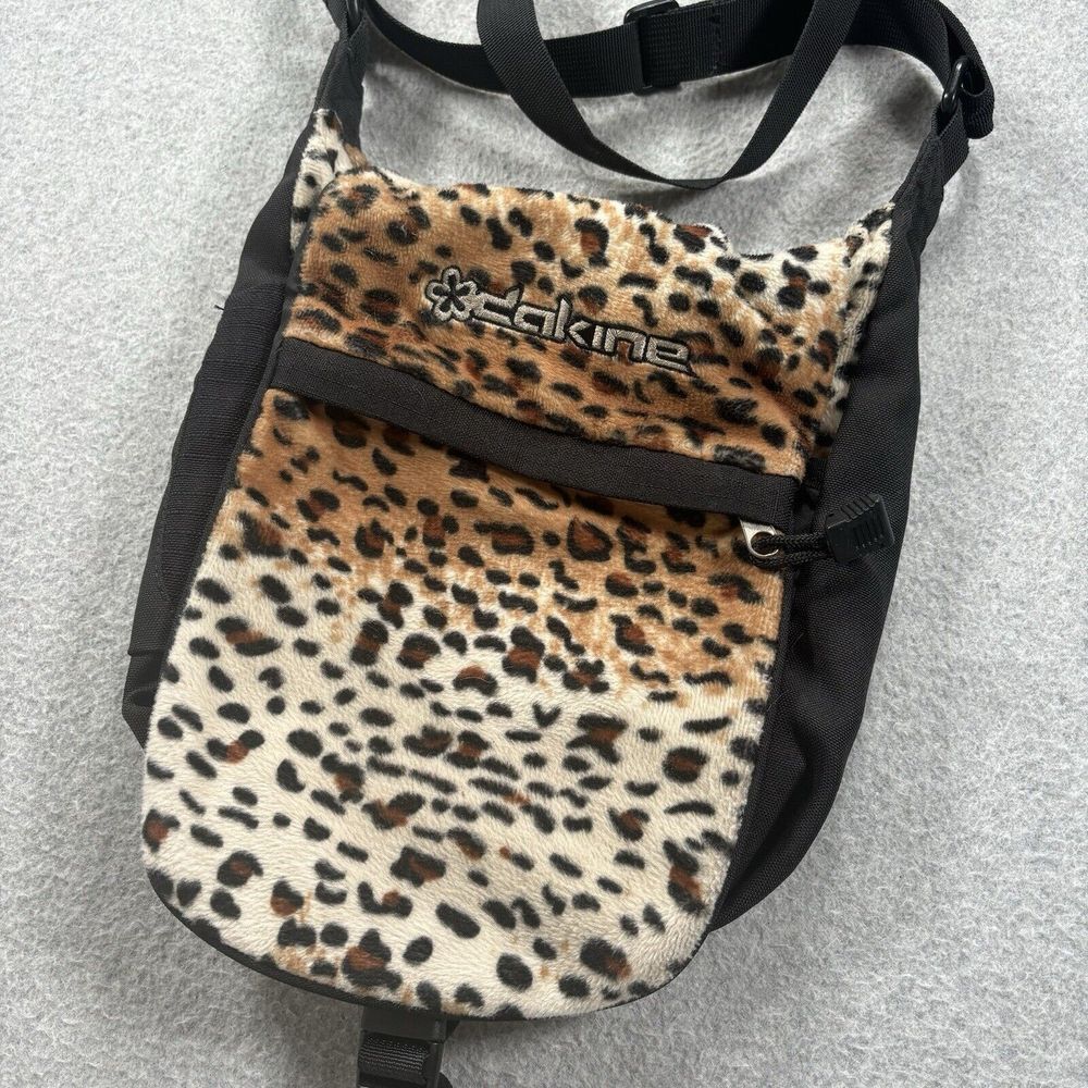 DAKINE Leopard‎ prin Fuzzy Crossbody Bag Purse Multi Pockets Adjustable Strap